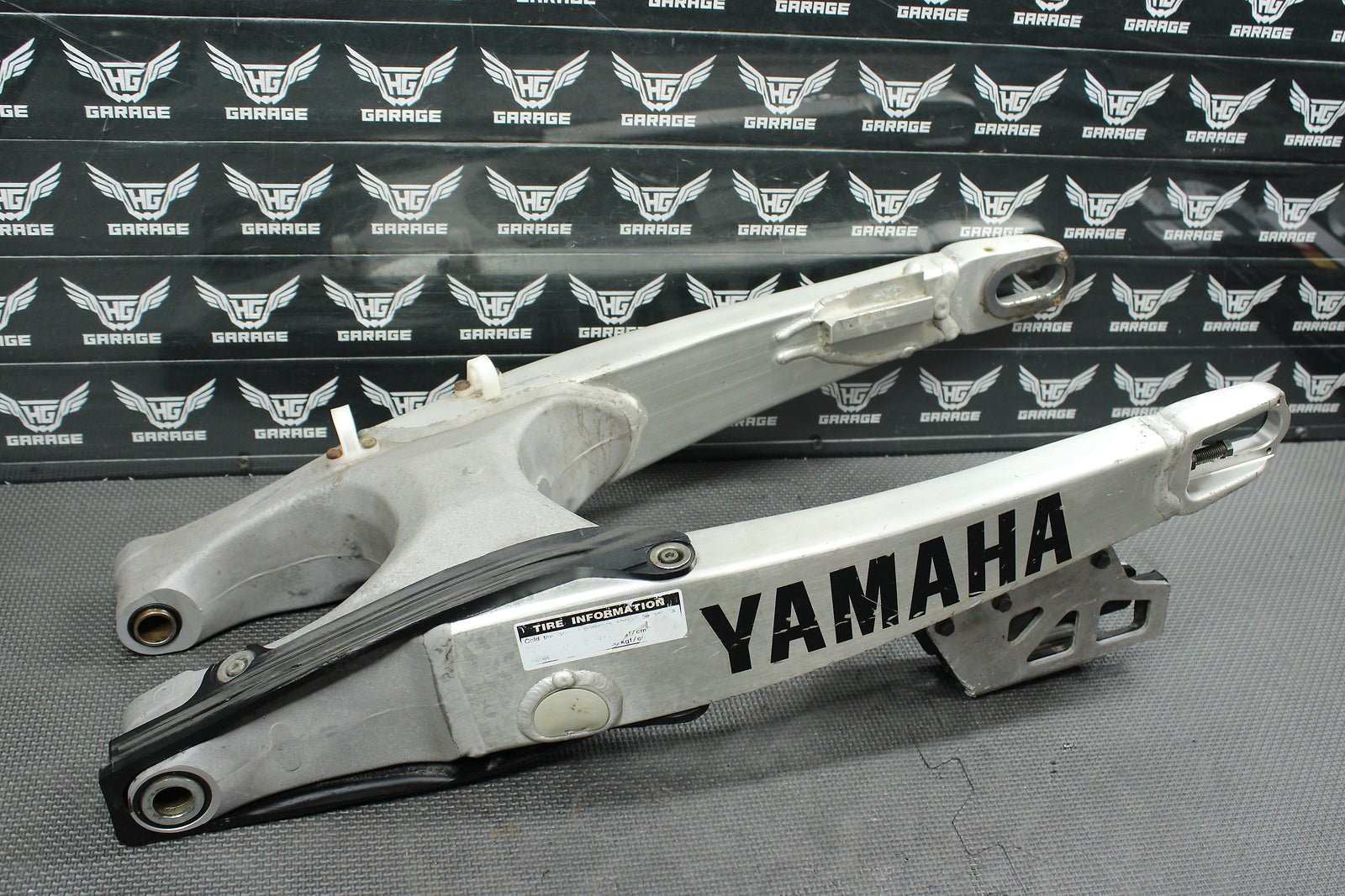 2004 Yamaha YZ450F OEM Swingarm Swing Arm Suspension 5UN - 22110 - 00 - 00 Mint! - hggarage
