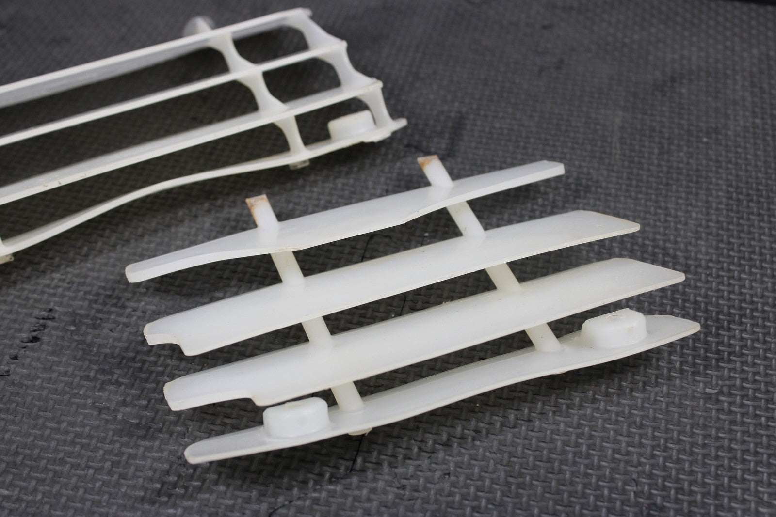 2004 00 - 08 KAWASAKI KX65 OEM RADIATOR GUARD SHIELD LOUVER VENT 14037 - 0047 - RZ - hggarage