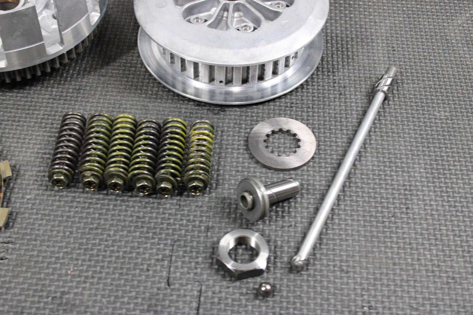 2005 YAMAHA YZ450F OEM COMPLETE CLUTCH W PLATES BASKET PLATES SPRINGS HUBS MINT - hggarage