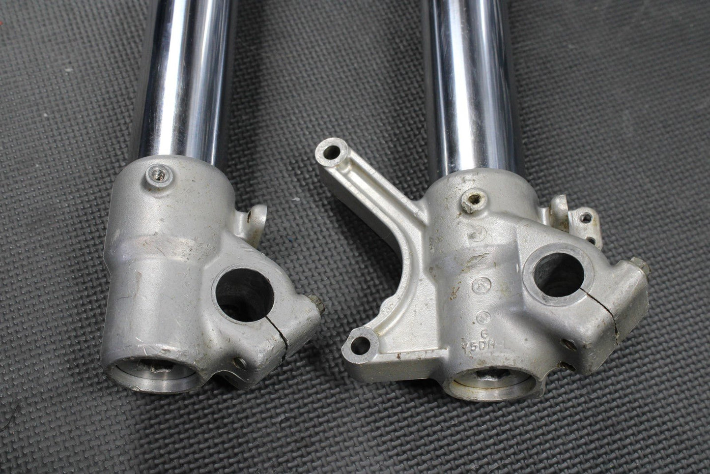 2002 YAMAHA YZ250 OEM RIGHT LEFT FRONT SUSPENSION FORKS SHOCKS 5NX - 23102 - 00 - 00 - hggarage