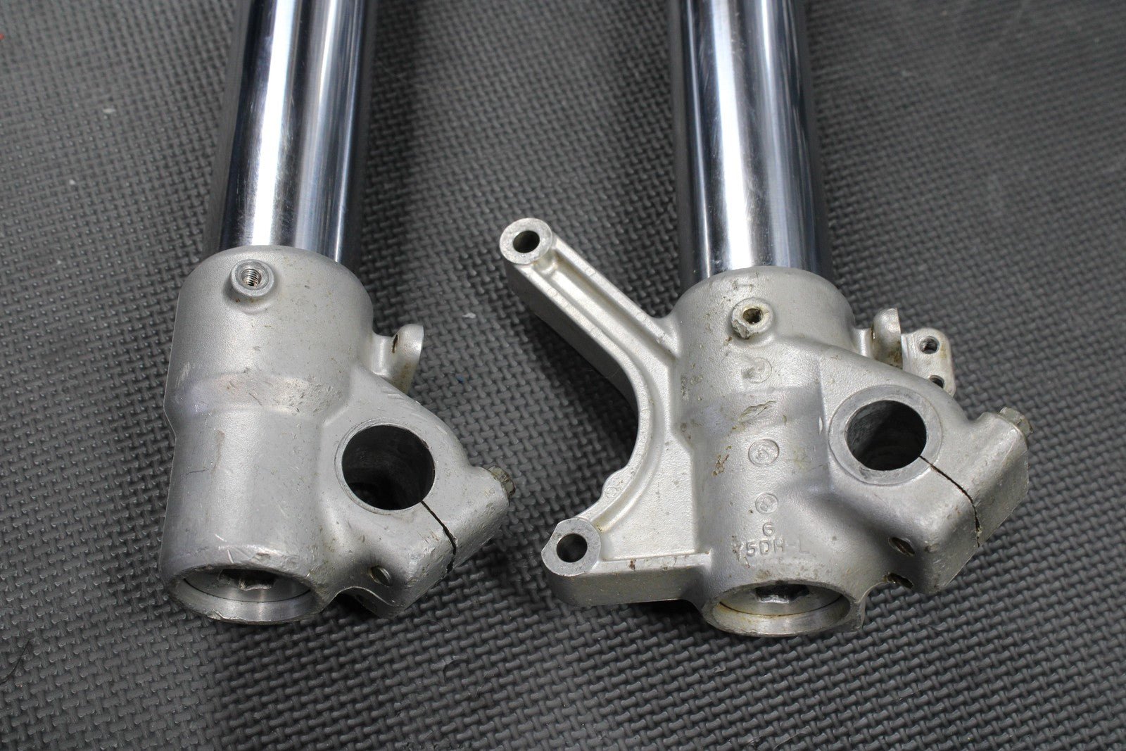 2002 YAMAHA YZ250 OEM RIGHT LEFT FRONT SUSPENSION FORKS SHOCKS 5NX - 23102 - 00 - 00 - hggarage