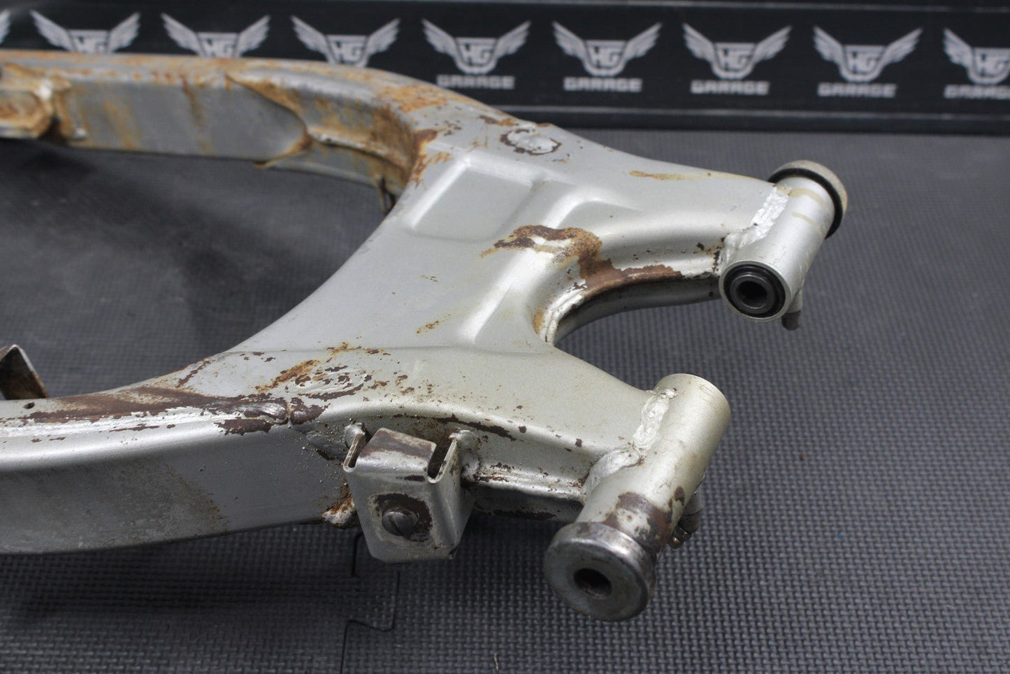 1987 YAMAHA TW200 OEM SWINGARM SWING ARM SUSPENSION 2JX - 22110 - 10 - 35 - hggarage