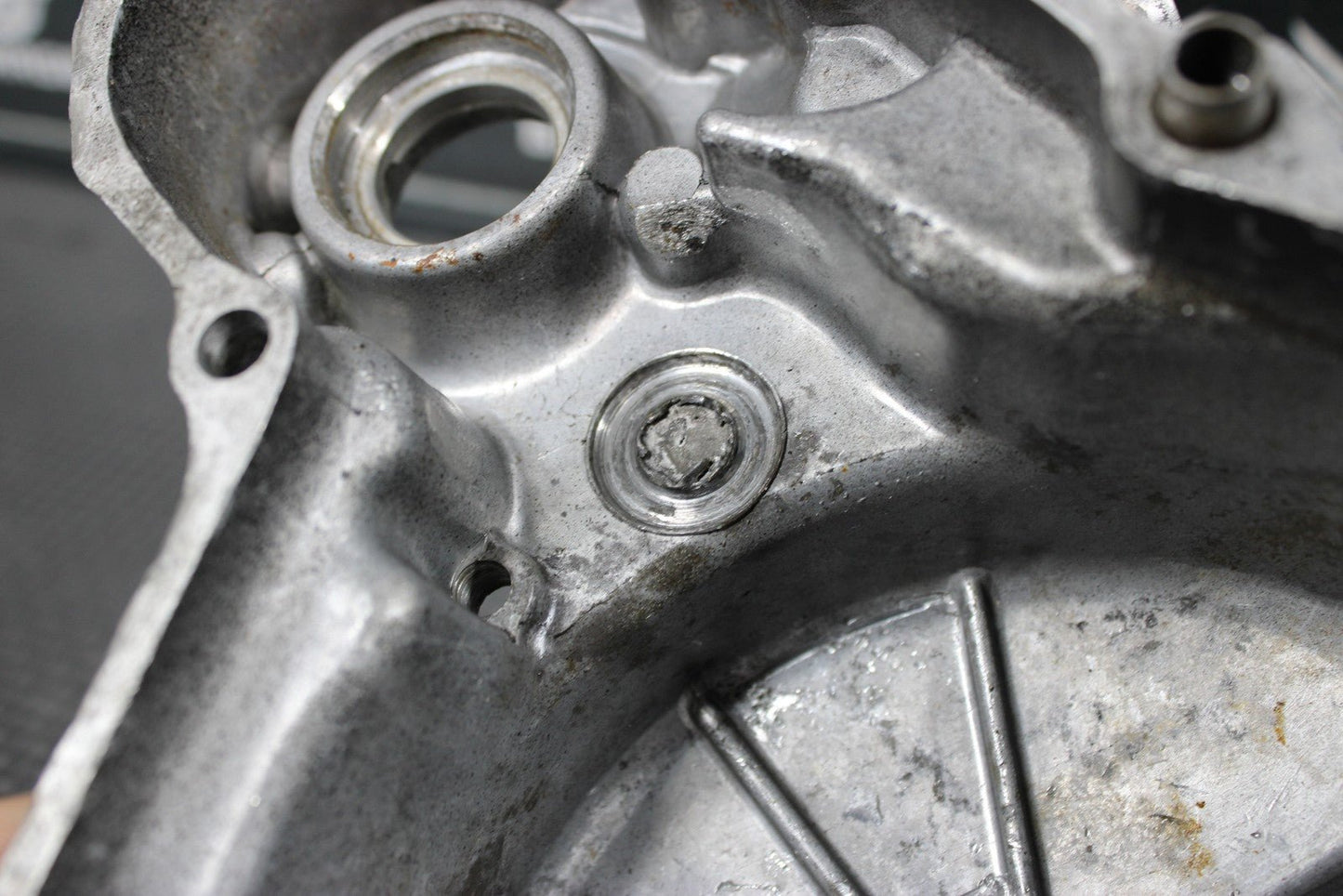 1991 86 - 95 HONDA CR80R OEM ENGINE MOTOR SIDE CLUTCH COVER 11330 - GS2 - 405 - hggarage