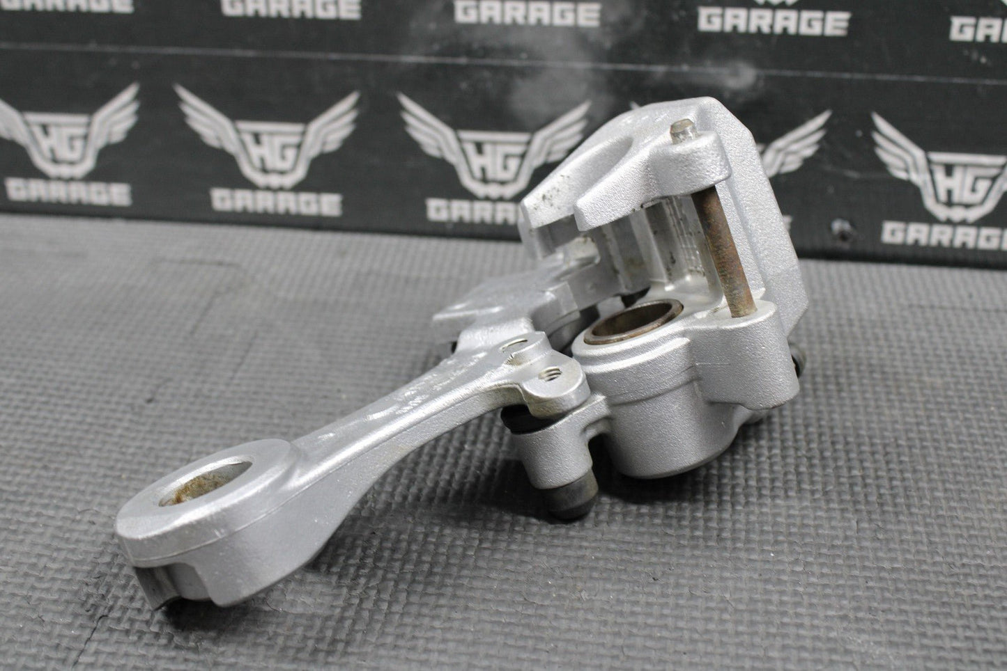 2003 2004 YAMAHA YZ125 OEM NISSIN REAR BACK BRAKE CALIPER BRACKET 5UN - 2580W - 10 - 0 - hggarage