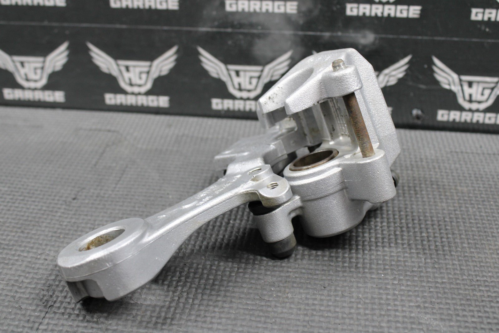 2003 2004 YAMAHA YZ125 OEM NISSIN REAR BACK BRAKE CALIPER BRACKET 5UN - 2580W - 10 - 0 - hggarage