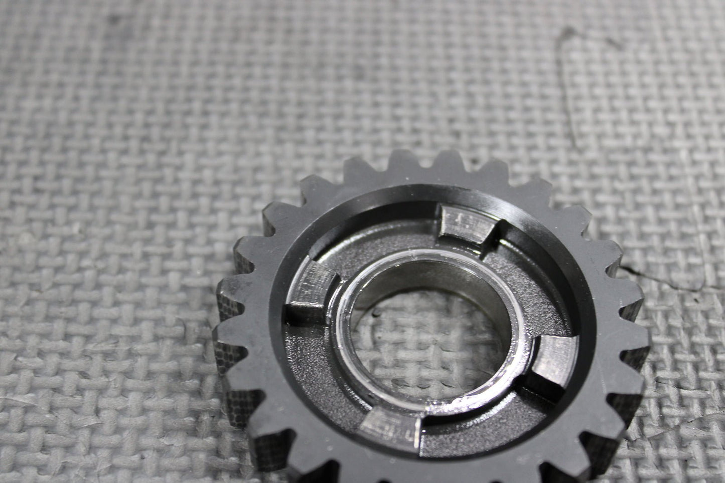 1999 HONDA CR500R OEM TRANSMISSION MAINSHAFT 5TH GEAR 24T GEAR 23481 - ML3 - 670 - hggarage