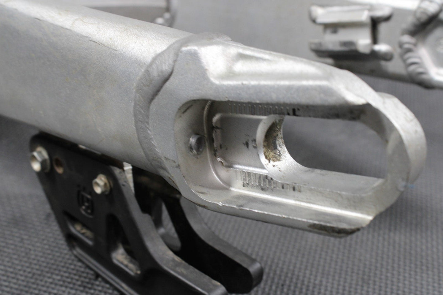 2013 HUSQVARNA TE511 OEM REAR SWINGARM SWING ARM SUSPENSION 8000H3158 READ DESC! - hggarage