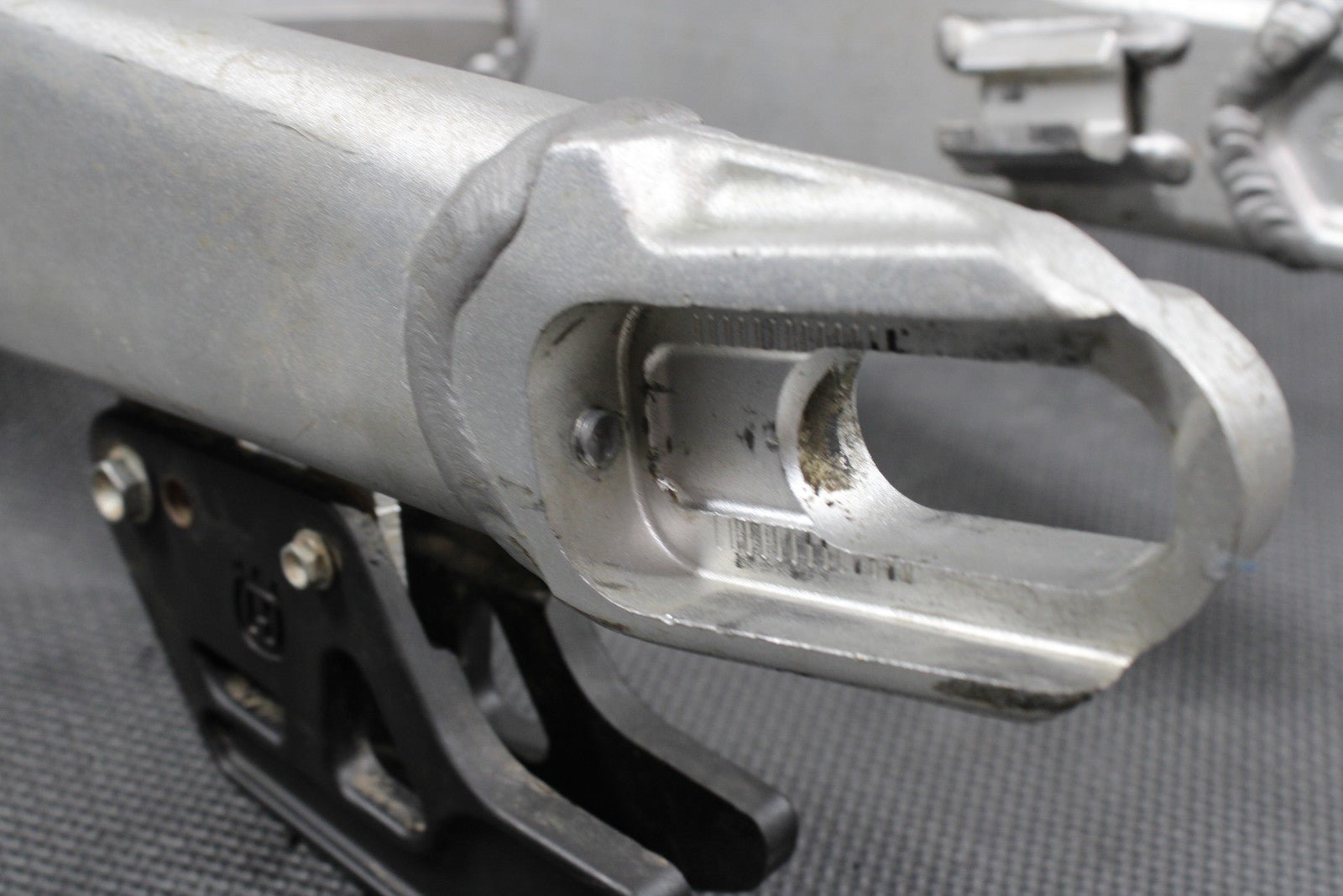 2013 HUSQVARNA TE511 OEM REAR SWINGARM SWING ARM SUSPENSION 8000H3158 READ DESC! - hggarage