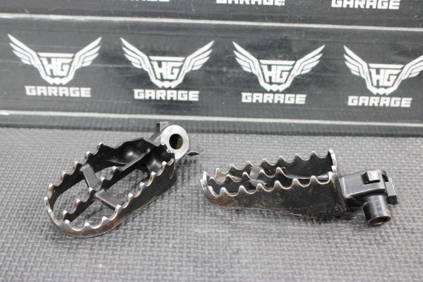 2007 YAMAHA YZ85 OEM FOOT PEGS PEDALS FRAME STAND FOOTPEG PEDAL FOOTREST - hggarage