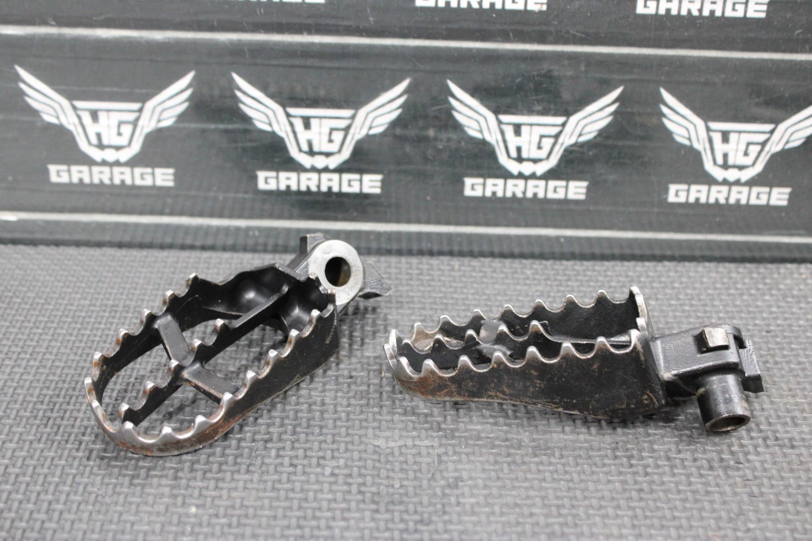 2007 YAMAHA YZ85 OEM FOOT PEGS PEDALS FRAME STAND FOOTPEG PEDAL FOOTREST - hggarage