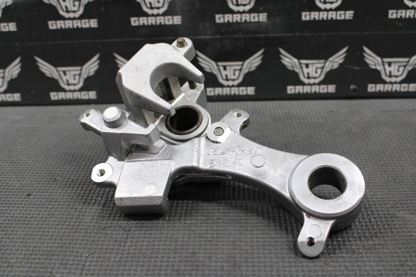 2003 2004 YAMAHA YZ125 OEM NISSIN REAR BACK BRAKE CALIPER BRACKET 5UN - 2580W - 10 - 0 - hggarage