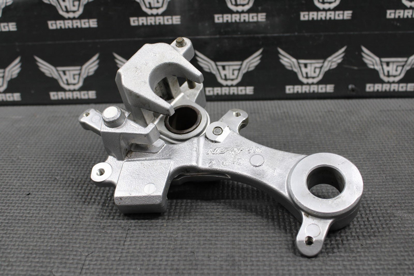 2003 2004 YAMAHA YZ125 OEM NISSIN REAR BACK BRAKE CALIPER BRACKET 5UN - 2580W - 10 - 0 - hggarage