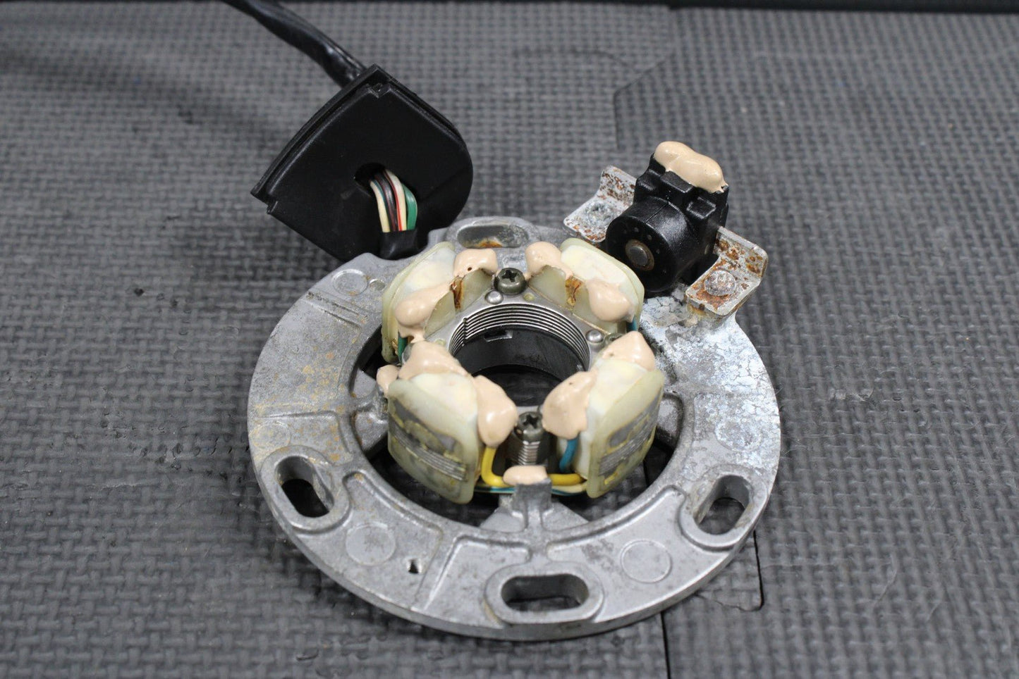 2002 99 - 05 YAMAHA YZ250 2T STATOR MAGNETO GENERATOR ALTERNATOR 5CU - 85560 - 10 - 00 - hggarage