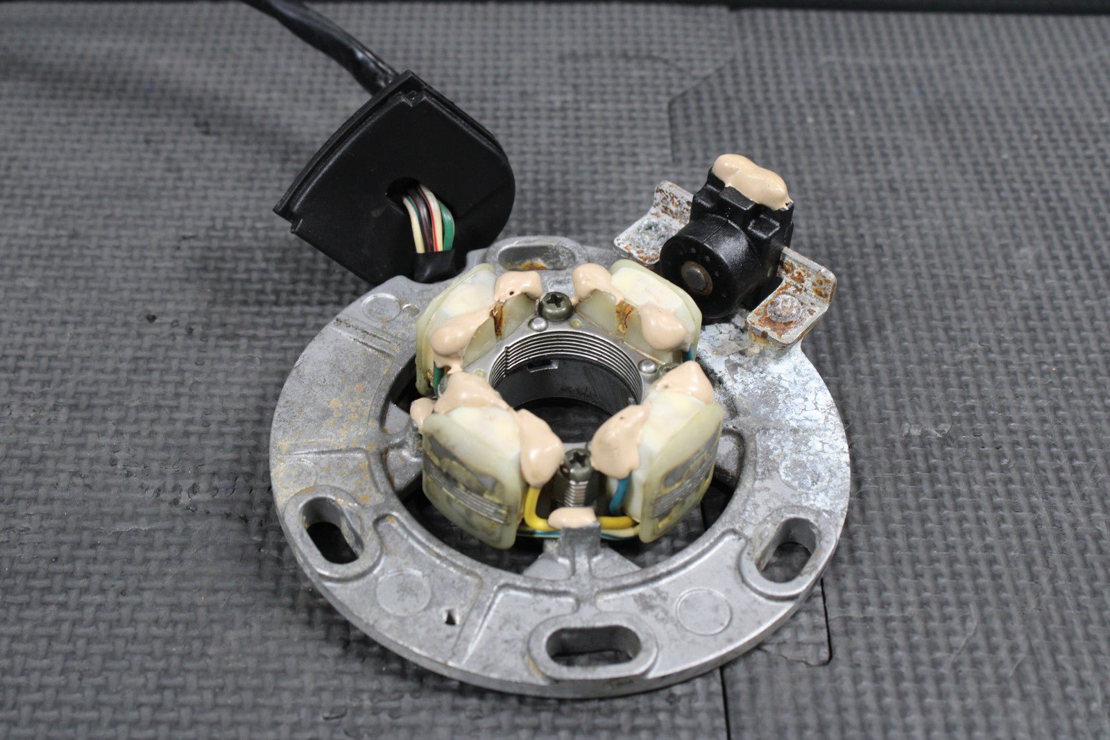 2002 99 - 05 YAMAHA YZ250 2T STATOR MAGNETO GENERATOR ALTERNATOR 5CU - 85560 - 10 - 00 - hggarage