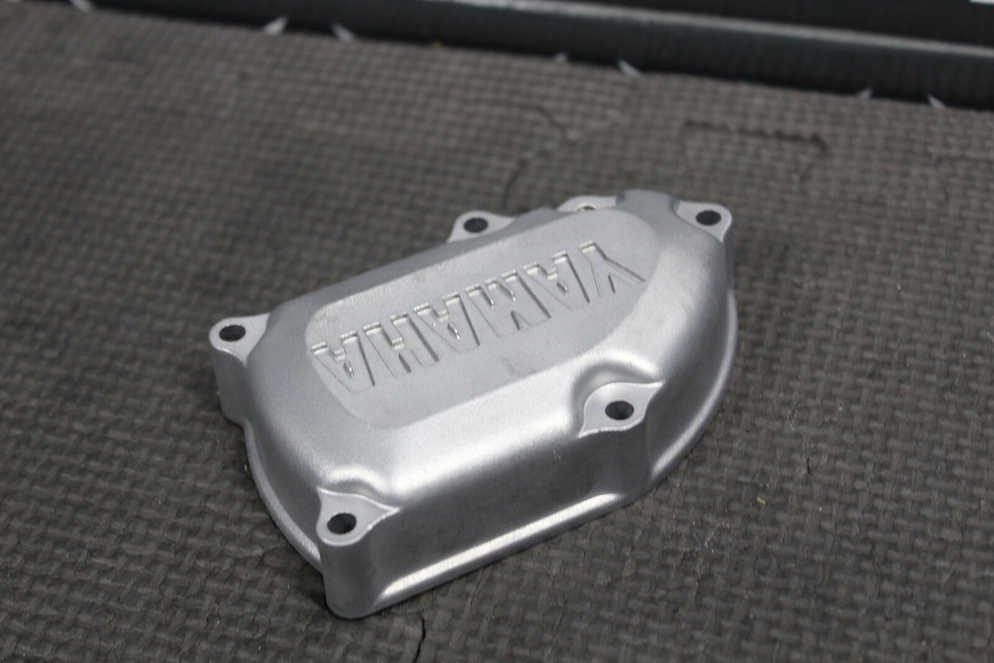 1998 YAMAHA YZ250 OEM ENGINE POWERVALVE LINKAGE COVER CYLINDER COVER