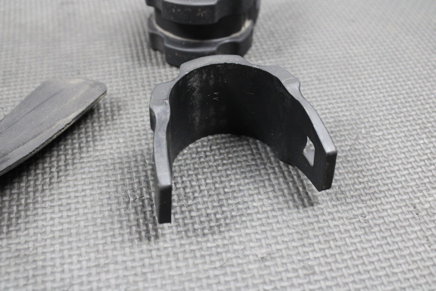 2002 HONDA XR200R 86 - 02 OEM GAS FUEL TANK SEAT FRAME DAMPER RUBBER MOUNTS GUARDS - hggarage