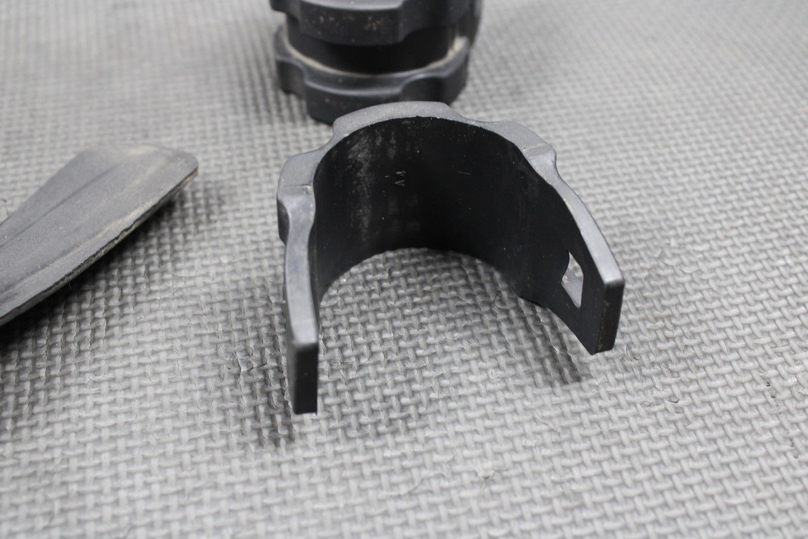 2002 HONDA XR200R 86 - 02 OEM GAS FUEL TANK SEAT FRAME DAMPER RUBBER MOUNTS GUARDS - hggarage