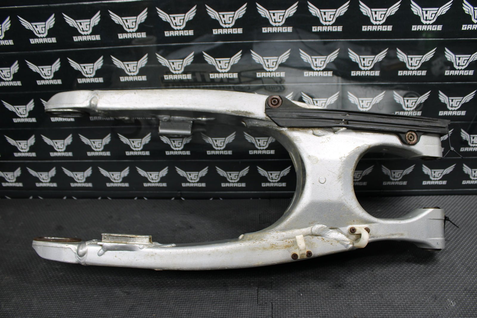 2002 Yamaha YZ426F YZ426 OEM Swingarm Swing Arm Rear Suspension 5NY - 22110 - 00 - 00 - hggarage
