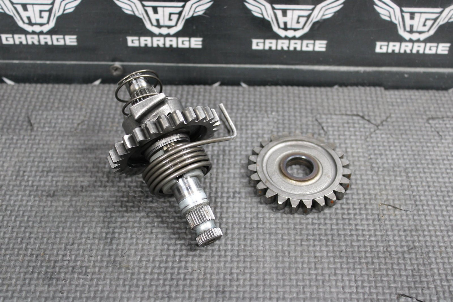 1999 HONDA OEM KICKSTART KICK START SHAFT W IDLER GEAR 28211 - GC4 - 600 28251 - GC4 - 7 - hggarage