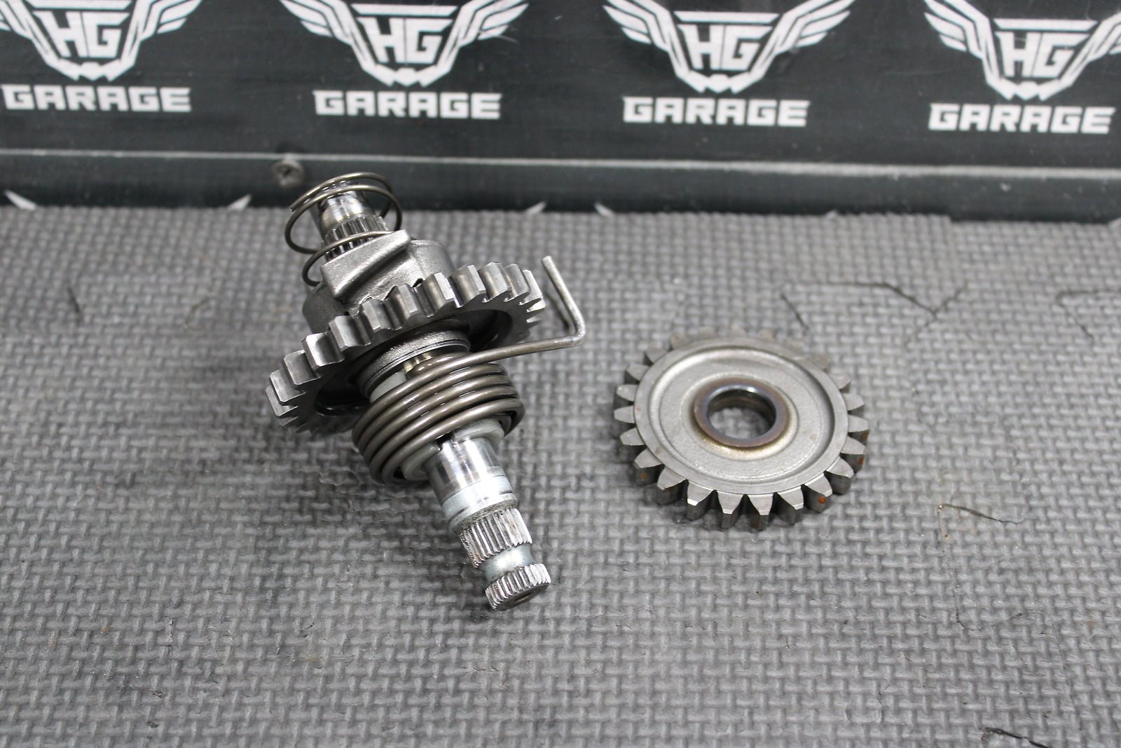 1999 HONDA OEM KICKSTART KICK START SHAFT W IDLER GEAR 28211 - GC4 - 600 28251 - GC4 - 7 - hggarage