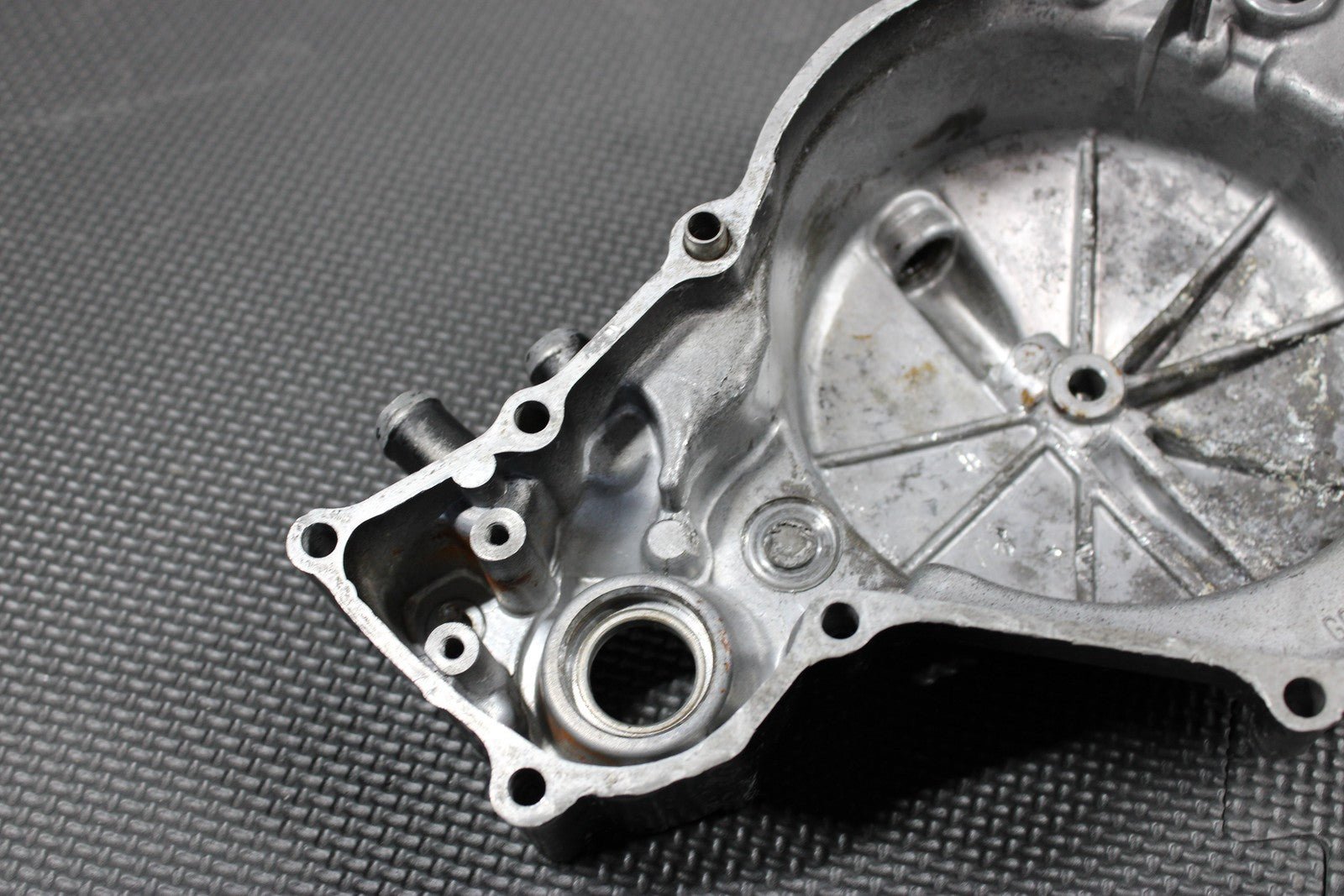 1991 86 - 95 HONDA CR80R OEM ENGINE MOTOR SIDE CLUTCH COVER 11330 - GS2 - 405 - hggarage