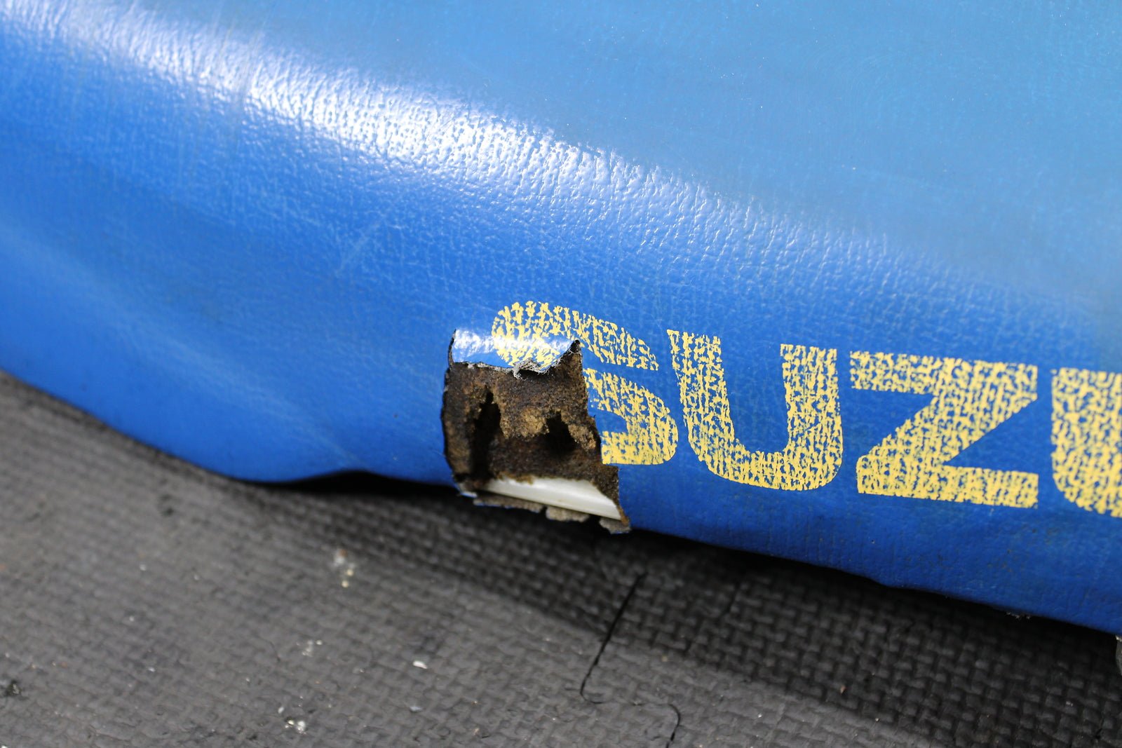 1989 SUZUKI RM250 OEM SEAT SADDLE 45100 - 28C00 - 4UZ - hggarage