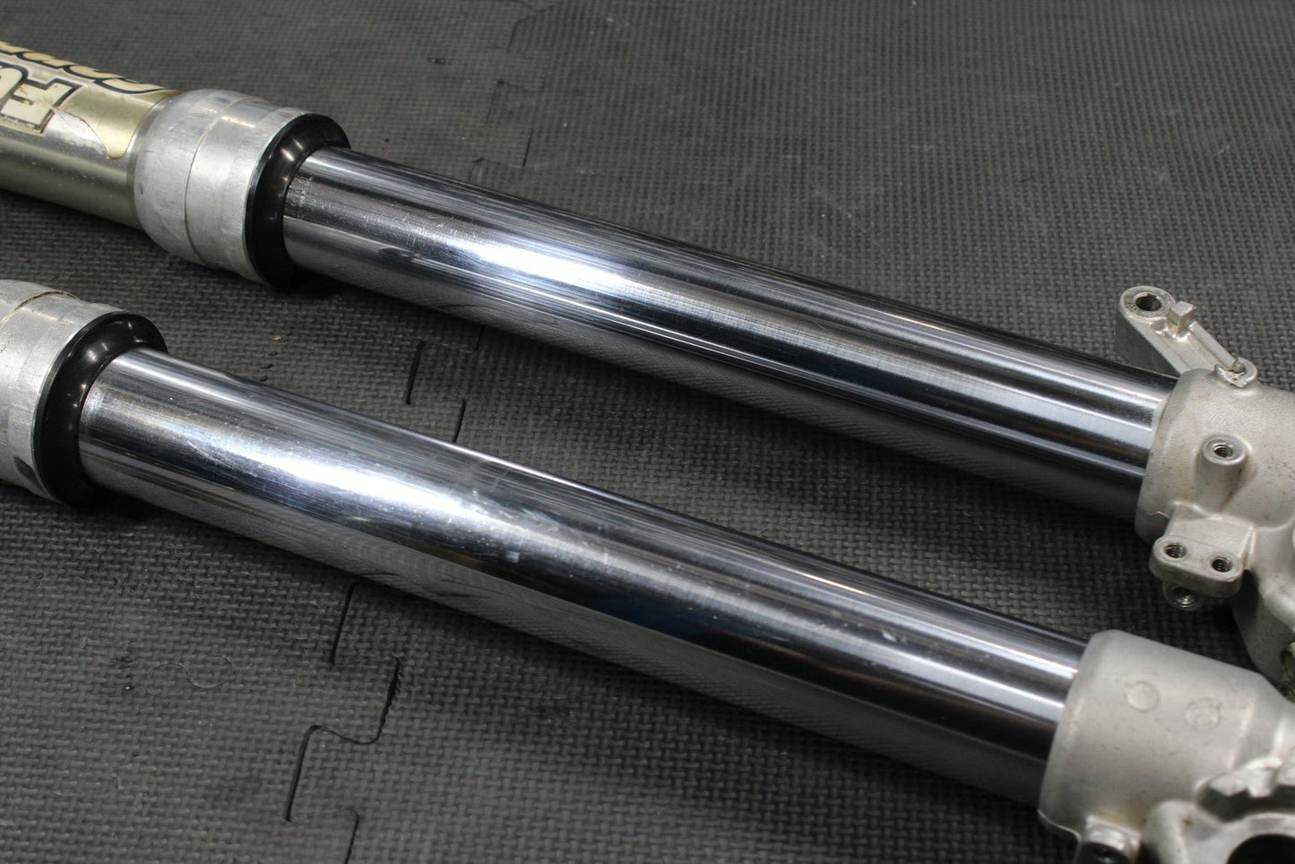 2002 YAMAHA YZ250 OEM RIGHT LEFT FRONT SUSPENSION FORKS SHOCKS 5NX - 23102 - 00 - 00 - hggarage