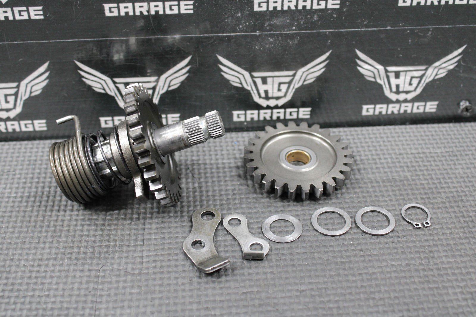 2005 SUZUKI RM85 OEM KICKSTART KICK START SHAFT W IDLER GEAR & BRACKETS - hggarage
