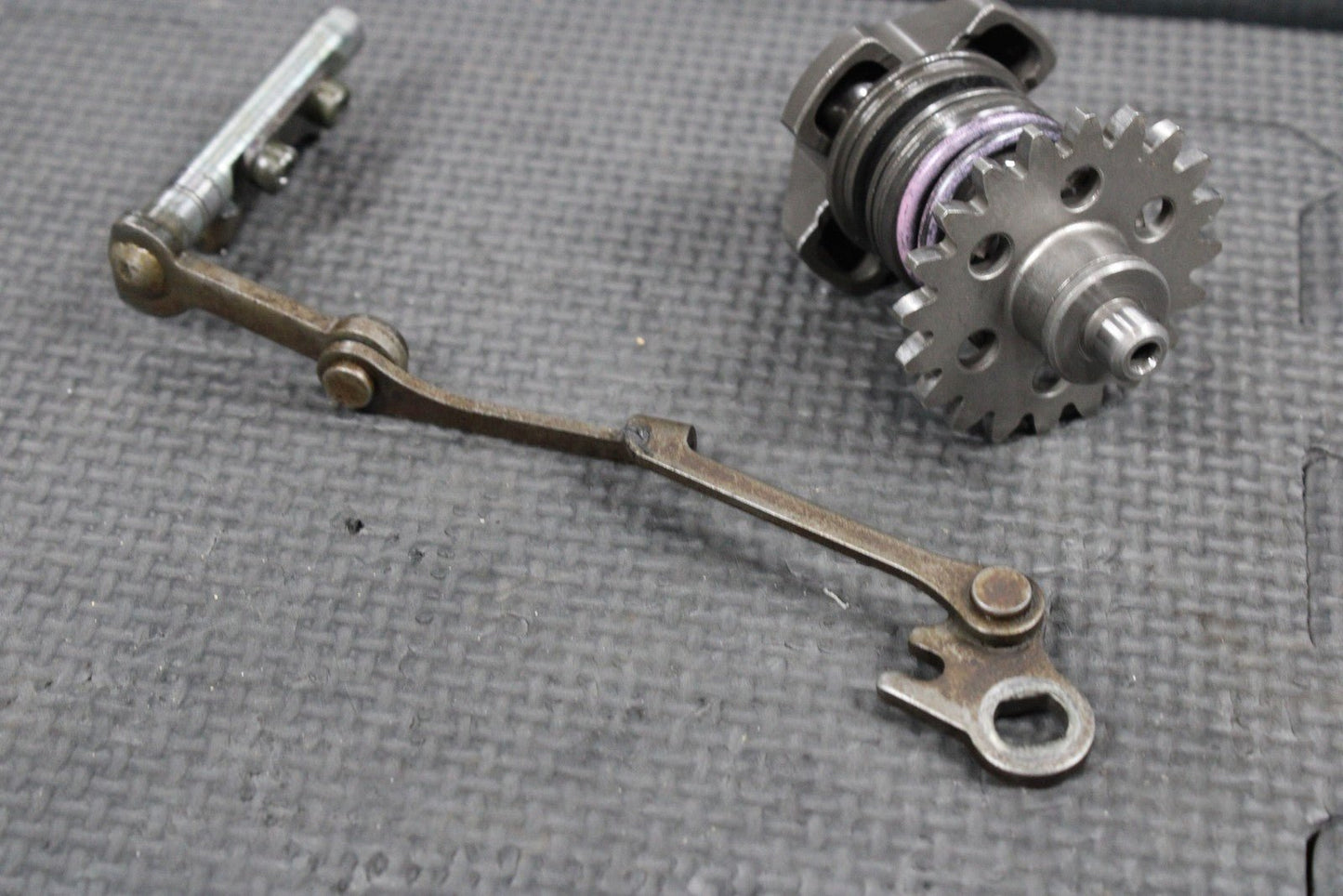2002 99 - 22 YAMAHA YZ250 OEM ENGINE POWERVALVE EXHUAST VALVE LINKAGE GOVERNOR ROD - hggarage