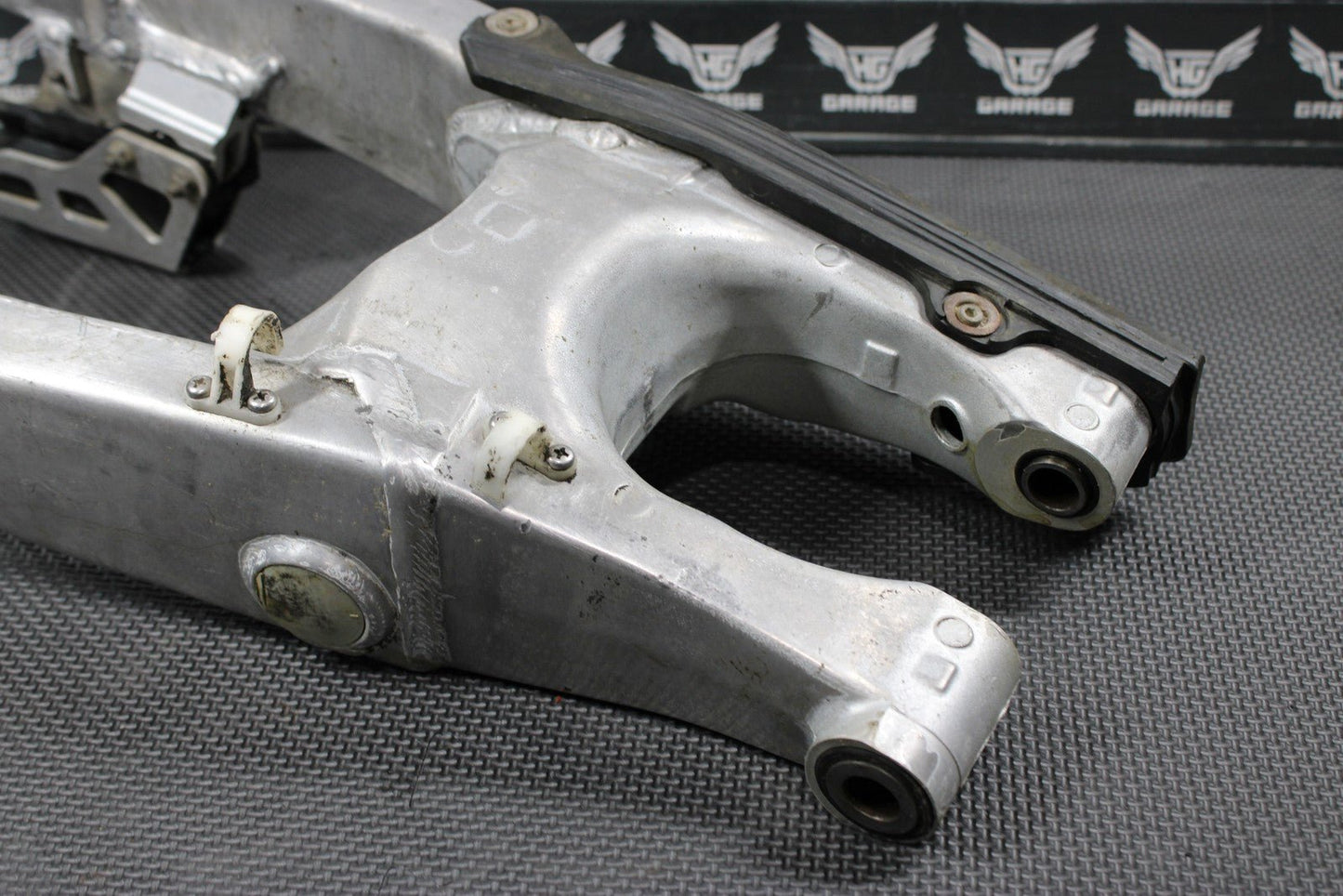 2001 YAMAHA 99 - 01 YZ250 OEM SWINGARM SWING ARM SUSPENSION 5MV - 22110 - 00 - 00 - hggarage