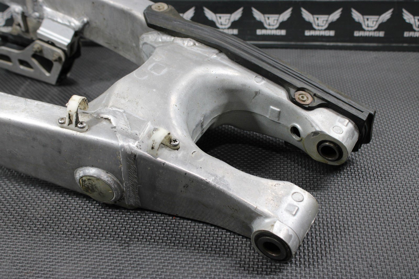 2001 YAMAHA 99 - 01 YZ250 OEM SWINGARM SWING ARM SUSPENSION 5MV - 22110 - 00 - 00 - hggarage