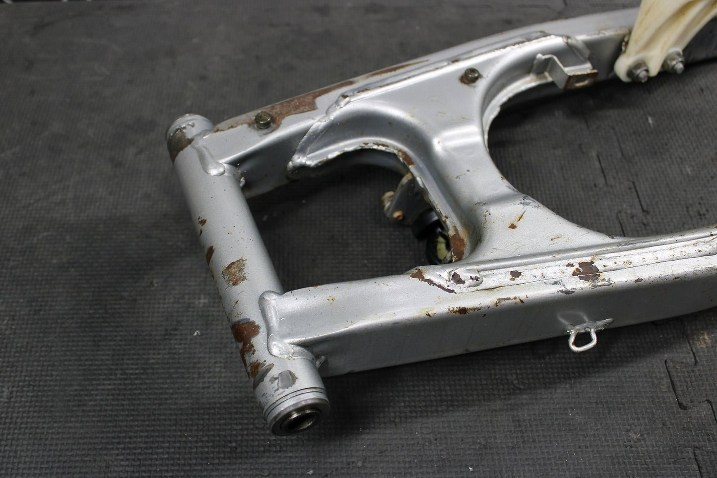 2000 HONDA XR200R OEM SWINGARM SWING ARM SUSPENSION 52200 - KT0 - A30ZA - hggarage