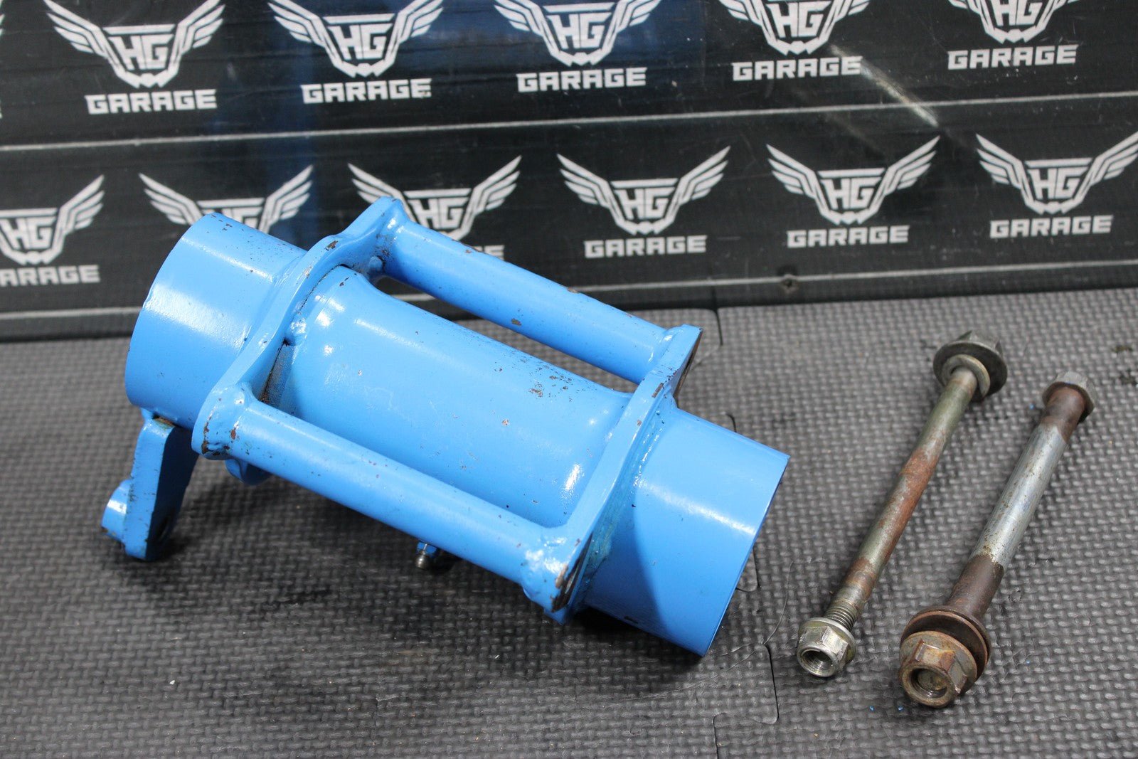 1991 YAMAHA BANSHEE 350 OEM REAR BACK AXLE CARRIER BEARING HOUSING ASSEMBLY - hggarage