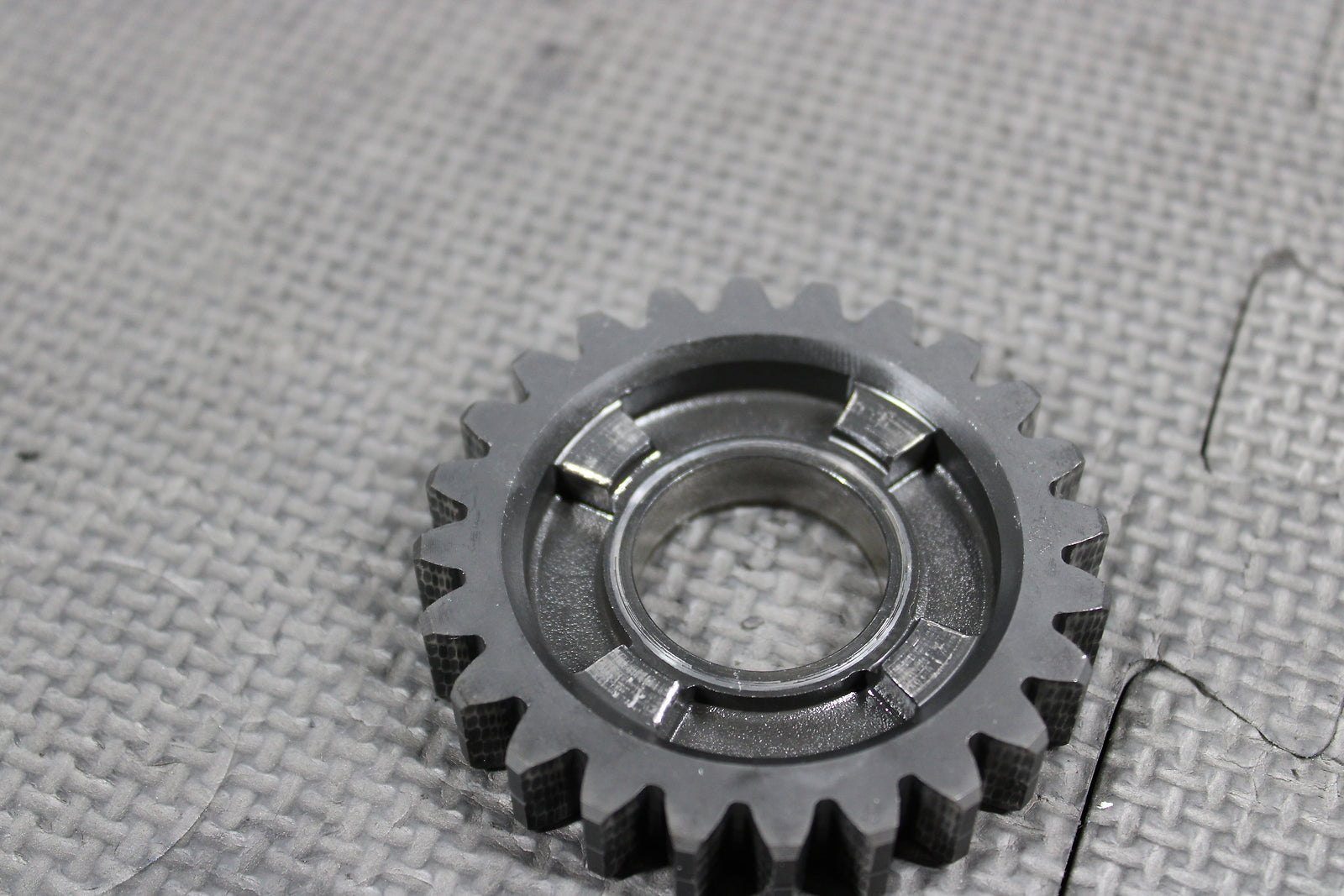1999 HONDA CR500R OEM TRANSMISSION MAINSHAFT 5TH GEAR 24T GEAR 23481 - ML3 - 670 - hggarage