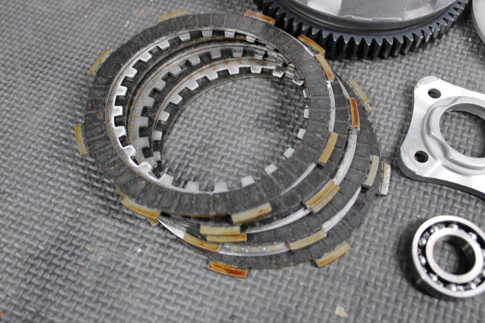 1998 HONDA XR200R OEM COMPLETE CLUTCH W PLATES BASKET HUB 22100 - 437 - 020 22121 - KC - hggarage