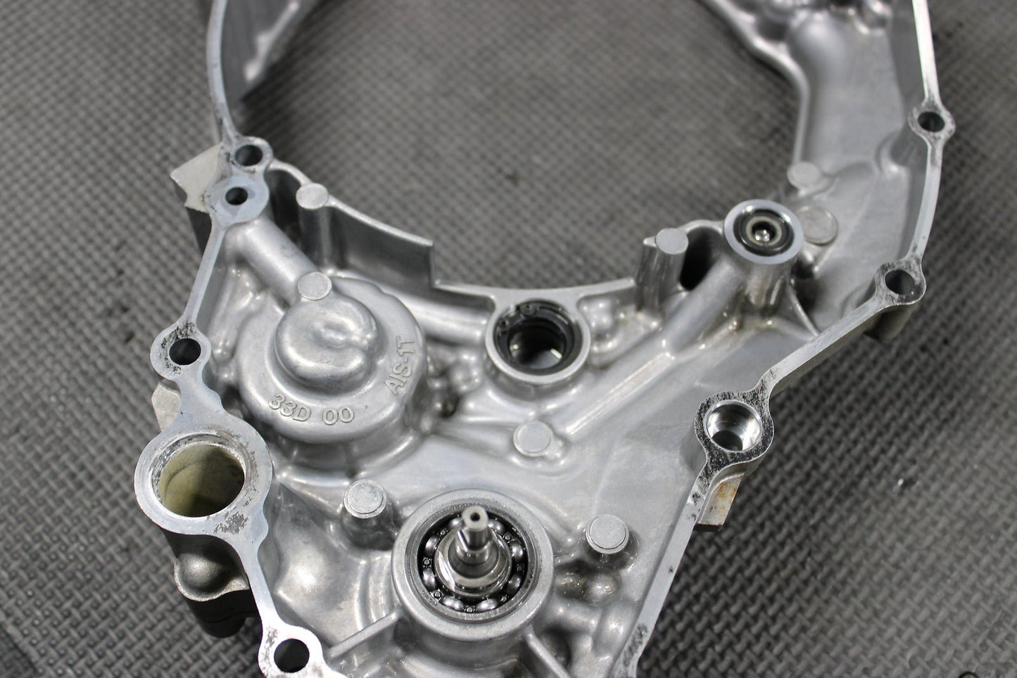2010 Yamaha YZ450F OEM Engine Motor Side Clutch Cover Assembly 33D - 15415 - 10 - 00 - hggarage