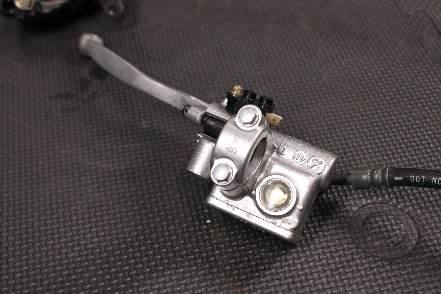 2005 SUZUKI DR200SE OEM FRONT BRAKE CALIPER MASTER CYLINDER HOSE BRAKE LEVER KIT - hggarage