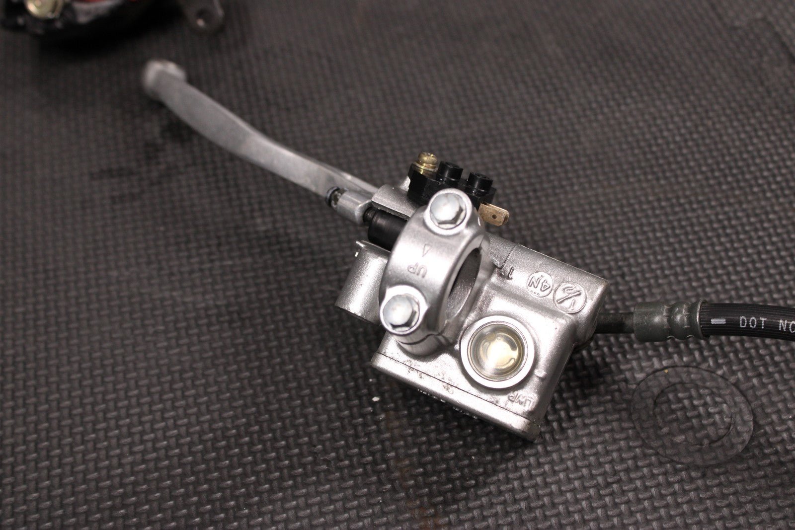 2005 SUZUKI DR200SE OEM FRONT BRAKE CALIPER MASTER CYLINDER HOSE BRAKE LEVER KIT - hggarage