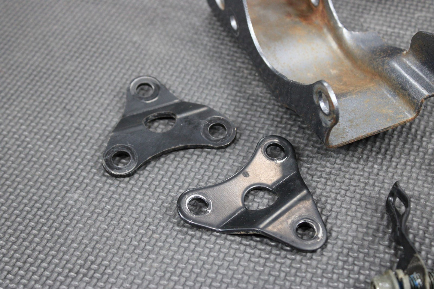 2005 SUZUKI DR200SE 03 - 05 OEM ENGINE MOTOR MOUNT STAY BRACKETS BOLTS ASSEMBLY - hggarage