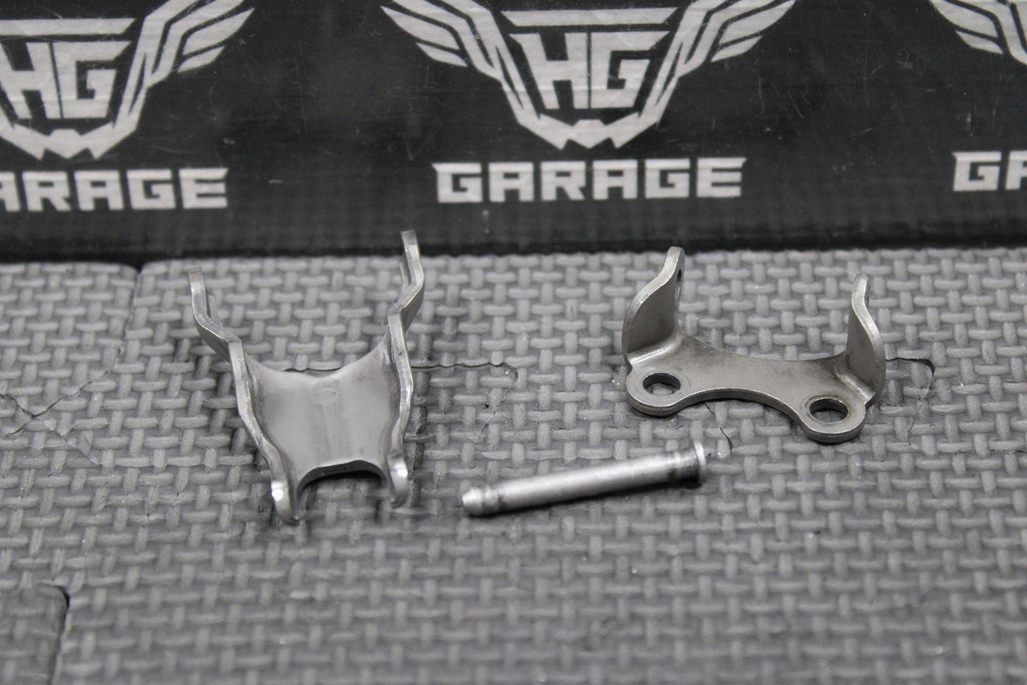 1988 88 - 91 HONDA CR250R OEM EXHAUST VALVE GOVERNOR ROCKER ARM PLATE & HOLDER - hggarage