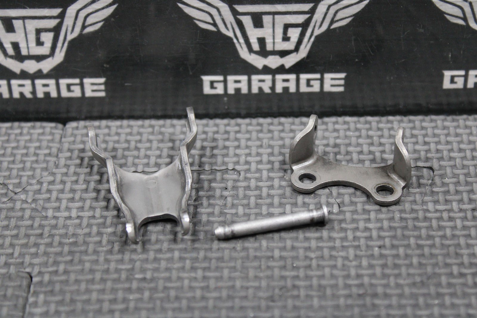 1988 88 - 91 HONDA CR250R OEM EXHAUST VALVE GOVERNOR ROCKER ARM PLATE & HOLDER - hggarage