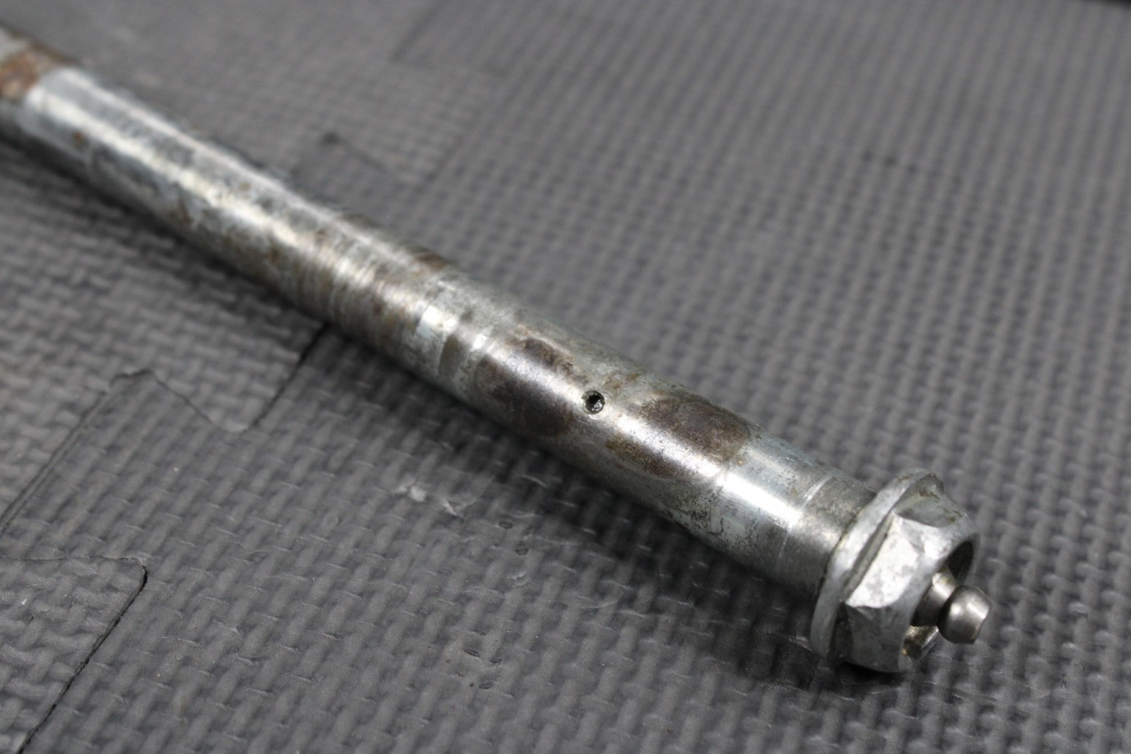 1986 KAWASAKI KDX200 OEM REAR SWINGARM BOLT SUSPENSION PIVOT AXLE 33032 - 1118 - hggarage