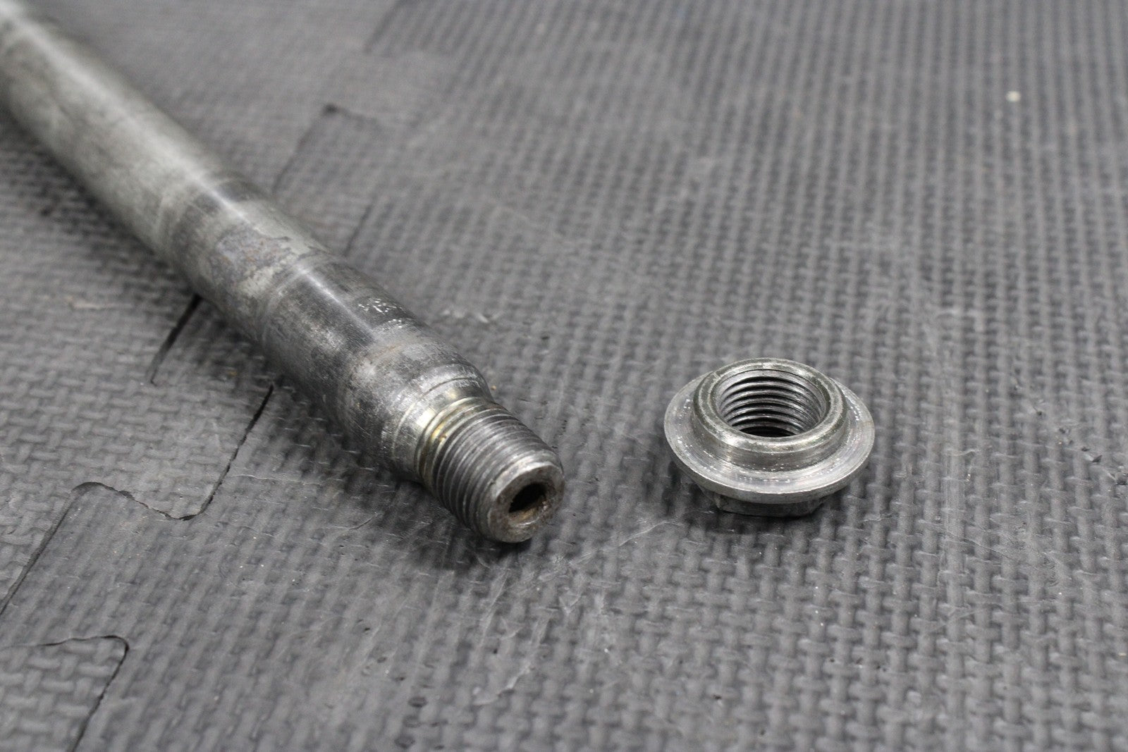 2002 YAMAHA YZ250 OEM FRONT WHEEL RIM AXLE PIVOT BOLT 5BE - 25181 - 00 - 00 - hggarage