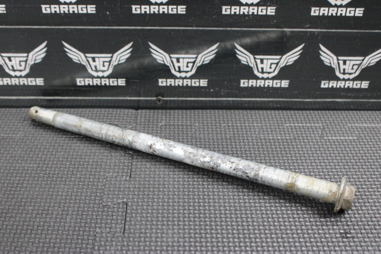 2005 SUZUKI DR200SE OEM REAR AXLE BACK WHEEL RIM PIVOT BOLT AXLE 64711 - 44A11 - hggarage