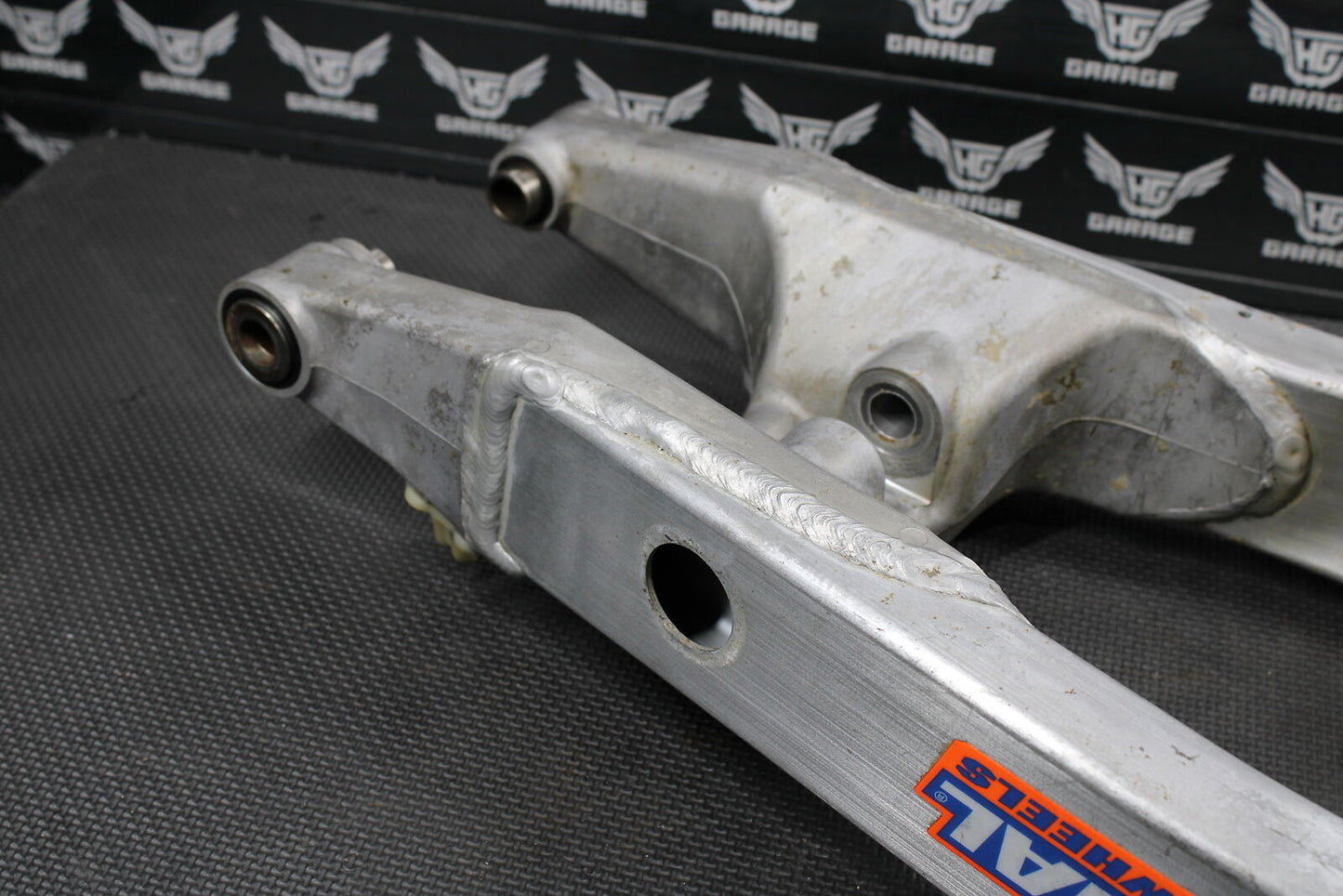 1997 HONDA CR125R OEM SWINGARM SWING ARM SUSPENSION 52200-KZ4-B00