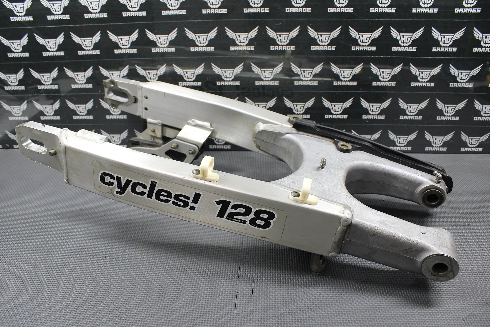 2000 SUZUKI 00 - 07 DRZ400 DRZ400E OEM SWINGARM SWING ARM SUSPENSION 61000 - 29F00 - hggarage