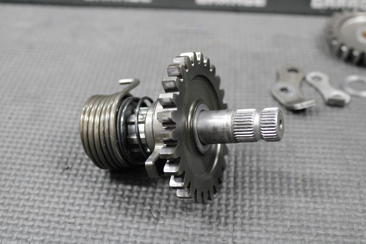 2005 SUZUKI RM85 OEM KICKSTART KICK START SHAFT W IDLER GEAR & BRACKETS - hggarage