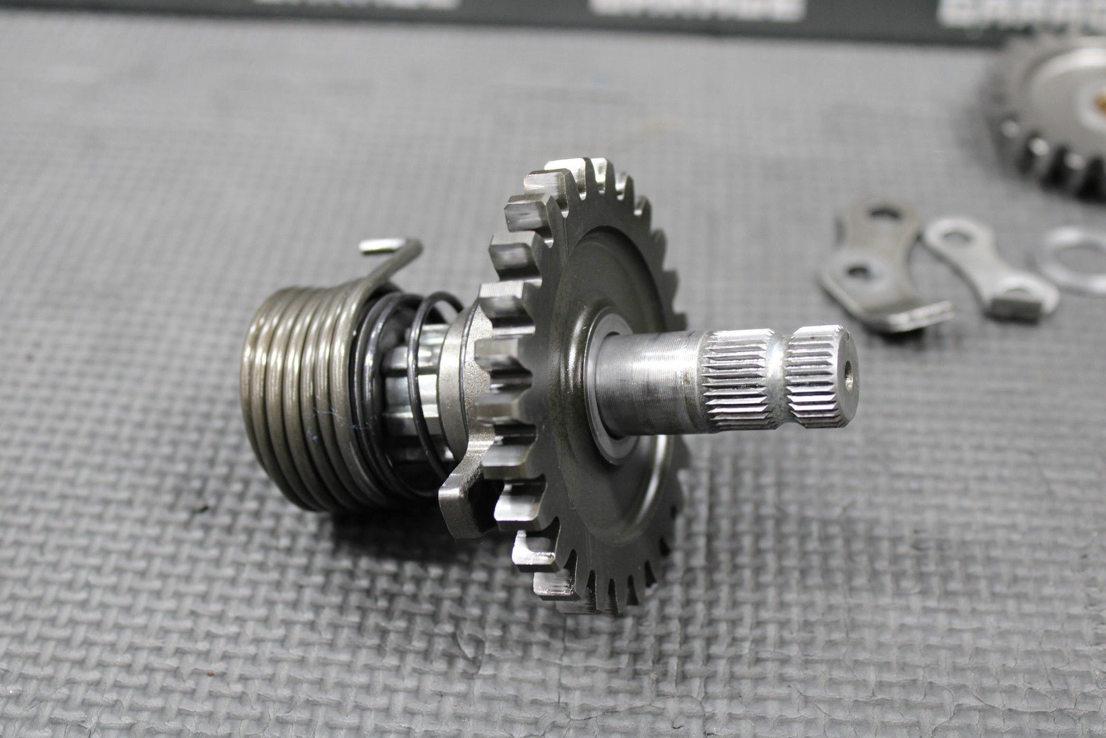 2005 SUZUKI RM85 OEM KICKSTART KICK START SHAFT W IDLER GEAR & BRACKETS - hggarage