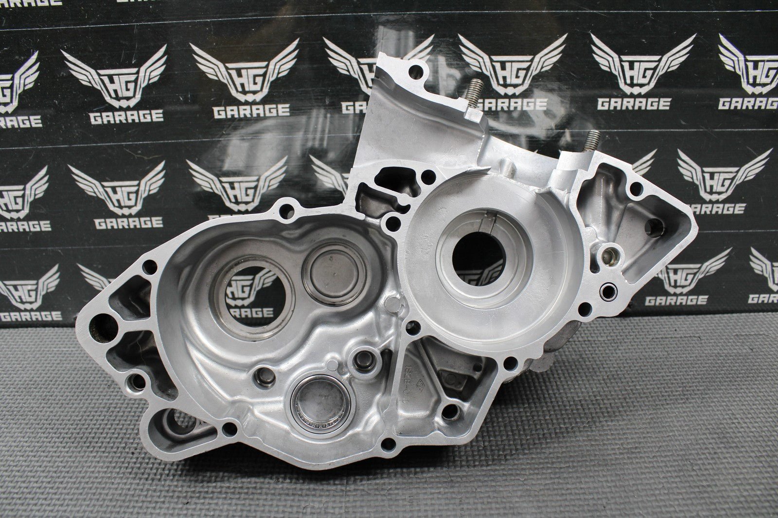 2005 SUZUKI 02 - 21 RM85 OEM ENGINE LEFT SIDE CRANKCASE CRANK CASE 11300 - 03822 - hggarage