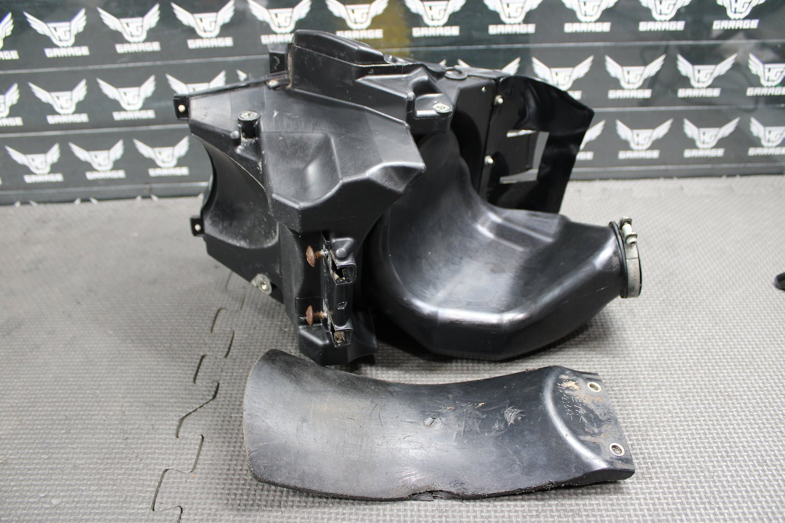 2018 YAMAHA YZ65 OEM AIRBOX AIR CLEANER FILTER BOX INTAKE BOOT BR8 - 14401 - 00 - 00 - hggarage